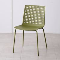 Chaise ergonomique durable en polypropylène noir et blanc, dossier respirant, chaises de salle à manger empilables en plastique colorées avec pieds en métal
