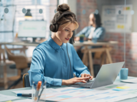 Auriculares con cable Yealink UH46 USB-C/USB-A profesionales con 3 micrófonos, reducción de ruido por IA, ecualizador dinámico y diseño sobre la oreja.