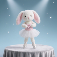 Un lapin en peluche blanc avec oreilles/nez roses, justaucorps de ballet rose, tutu blanc et chaussures argentées. Cadeau d'école de danse idéal