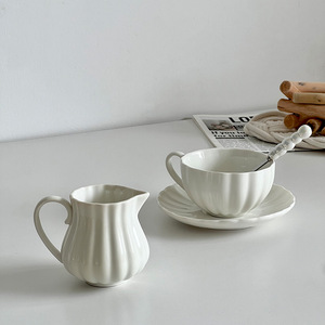 Jarra de Porcelana para Crema con Asa para Servir Leche en Cada Servicio de Café o Té, con Boquilla Anti-Goteo - Product Image 4