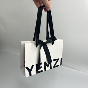 Sacs cadeaux blancs de luxe avec impression noire sur toute la surface - Sacs shopping boutique avec ruban satiné pour bijoux et cosmétiques - Product Image 5