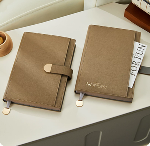 Carnet de notes/agenda en cuir avec logo personnalisé, pochette en PU sur <span class=keywords><strong>le</strong></span> devant, fermeture par boucle à fermoir en PU, emballé dans une boîte - Product Image 4