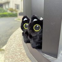 Vente en gros de pendentif poupée en peluche chaton noir mignon chat noir aux grands yeux jouet en peluche qui couine