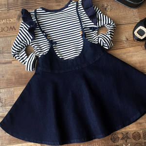 Vente en gros Dubaï Boutique en ligne : Robe fantaisie en jean à bretelles pour bébé fille, collection Printemps, avec motifs rayés et t-shirt long - Product Image 4