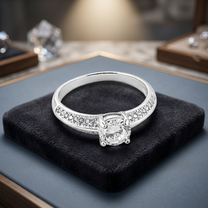Bague de fiançailles classique en argent 925 avec diamant rond taille brillant, sertissage pavé, monture à griffes, bijoux fins pour femme - Product Image 1