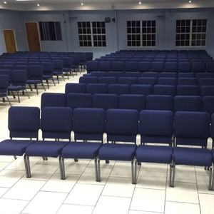 Chaises d'église en métal personnalisées de style nouveau, fabrication en gros, chaises d'église empilables et imbriquées, chaises d'église rembourrées personnalisées - Product Image 2