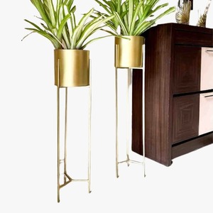 Pot de fleurs en métal finition or de luxe, fournisseur indien, pour salon, hall d'hôtel et décoration commerciale, disponible à la vente - Product Image 2