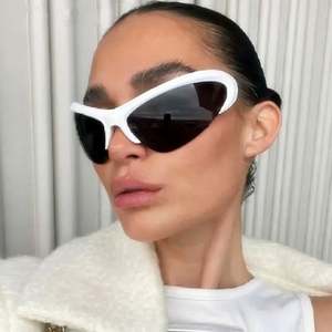 Lunettes de soleil Y2K œil de chat demi-cerclées en alliage UV400 pour hommes et femmes, style rétro cool, avec logo personnalisé, pour la conduite et le sport - Product Image 1