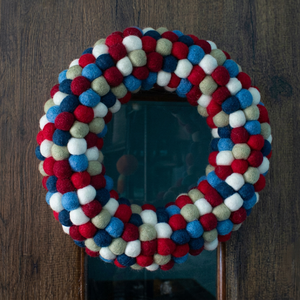 Guirnalda Navideña de Fieltro Blanco con Bolas de Lana, Hecha a Mano, para Colgar en la Puerta, Decoración Navideña para Pared, Decoración Interior para el Hogar, Decoración para Fiestas - Product Image 1
