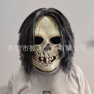 Máscara de calavera de Halloween con pelo, accesorio de látex beige para cosplay y escape rooms - Product Image 1