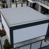 Pergola Bioclimatique en Aluminium pour Espaces Extérieurs en Verre, Système de Lames Rétractables, Écrans Imperméables et Coupe-Vent