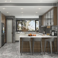 Meubles de cuisine modernes sur mesure avec finition blanc et grain de bois, portes en verre cannelé et bar à petit-déjeuner pour projets de villas