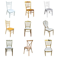 Chaises Napoléon empilables modernes en acrylique et en métal pour les restaurants en plein air et les banquets de mariage.
