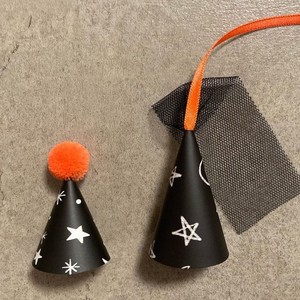 ของตกแต่งเค้กฮาโลวีนรูปผีน่ารัก สไตล์อินส์ พร้อมหมวกและไม้กวาด ทำจากกระดาษ สำหรับตกแต่งเค้กในวันฮาโลวีน - Product Image 4