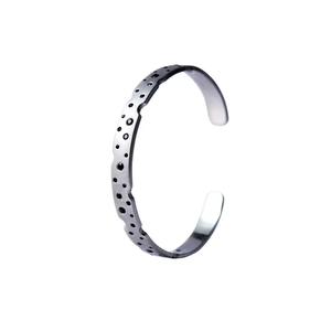 Bracelet DOTTED SPACEBAND – Design Minimaliste de Luxe à Espaces Ouverts, Détails Points, Finition Polie, Bijou de Poignet Moderne et Tendance - Product Image 5