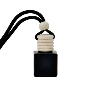 Venta al por mayor 8ml ambientador difusor vacío esmerilado negro coche colgante botella de perfume con tapa de madera - Product Image 3