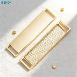 Accessoires <span class=keywords><strong>de</strong></span> <span class=keywords><strong>maillot</strong></span> <span class=keywords><strong>de</strong></span> <span class=keywords><strong>bain</strong></span> tendance, étiquettes métalliques vierges, gravure personnalisée, étiquette <span class=keywords><strong>de</strong></span> nom, alliage, denim, logo métallique doré, plaque pour lacets - Product Image 1