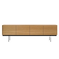 Meuble TV moderne en noyer avec portes à lattes horizontales, meuble de rangement pour salon avec pieds métalliques fins, console multimédia