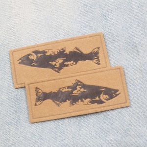 En gros personnalisé presse à chaud Faux <span class=keywords><strong>cuir</strong></span> étiquettes fer sur adhésif Denim Pu patchs rouleaux impression Logo <span class=keywords><strong>noir</strong></span> écusson en <span class=keywords><strong>cuir</strong></span> en relief - Product Image 4