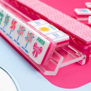 Ensemble de Mahjong américain en acrylique rose à quatre niveaux, de haute qualité et moderne, divertissement de luxe avec tuiles de Mahjong gravées - Product Image 1