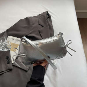 Sac à bandoulière multifonctionnel Bow Underarm en cuir PU avec doublure en polyester, sac fourre-tout tendance pour femme - Product Image 4