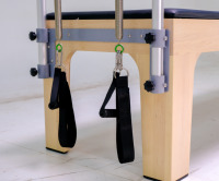 Reformer Cadillac Deluxe avec trapeze et lit en bois, finition noire, idéal pour les centres de réadaptation et les studios de fitness