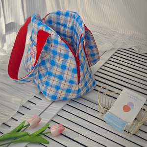 Bolsa de Transporte Clásica para Mascotas con Diseño a Cuadros, Ligera, Transpirable, Cómoda y Portátil - Product Image 6