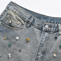 Jean baggy multicolore pour homme, coupe large, en denim délavé clair, orné de cristaux de formes variées, style streetwear vintage