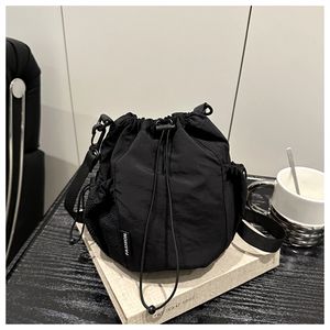Nuevo Casual y Simple 2025 de moda de nailon estilo de viaje versión coreana bandolera cubo bolso de un solo hombro <span class=keywords><strong>para</strong></span> mujeres con sorteos - Product Image 6