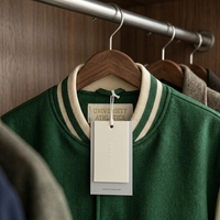 Étiquettes suspendues 3D gaufrées de luxe écologiques en papier épais double couche, étiquettes personnalisées avec logo pour chaussettes et boutiques