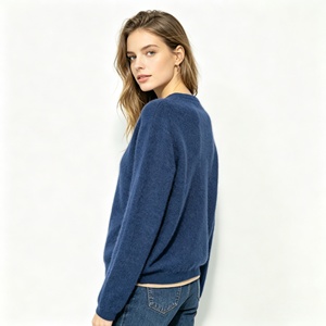 Pull à col rond en cachemire 100% pour femme, effet brossé. - Product Image 4