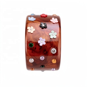 สร้อยข้อมือเรซิ่นรูปดอกไม้แบบเปิดประดับคริสตัล สไตล์มิดเซ็นจูรี่ สีกาแฟ สวยเก๋ เหมาะสำหรับใส่ไปทำงาน เครื่องประดับสำหรับผู้หญิง - Product Image 6