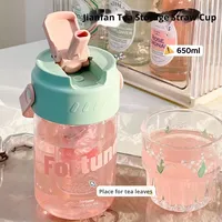 Bouteille d'eau en plastique transparente de grande capacité de 600ml 800ml écologique personnalisée avec paille cadeau de verres de sport de voyage pour enfants