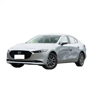 La voiture à essence la plus vendue Mazda Motor 2023 tourne à gauche en conduisant des voitures à essence Mazda 3 fabriquées en Chine
