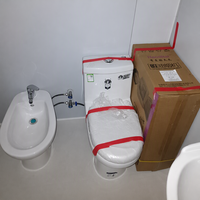 Maison conteneur pliable haut de gamme moderne avec cuisine extérieure intégrée, salle de douche, buanderie et bureau, servant de bâtiment de bureaux