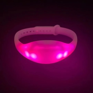 Braccialetti LED Natalizi Lampeggianti con Telecomando Wireless, Batteria Inclusa, Cambio Colore RGB per Feste/Festival/Concerti/Eventi - Product Image 5