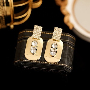 Pendientes de Botón Cuadrados Geométricos de Alta Gama, Chapados en Oro y Cobre, para Mujer, Moda Europea y Americana, Exagerados, Personalizados y de Nicho - Product Image 5