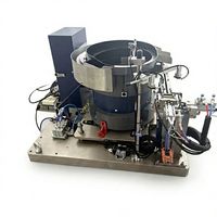 Alimentateur vibrant industriel personnalisé pour le tri automatique des vis et des écrous, système d'orientation de pièces de précision.