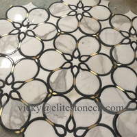 Ubin mosaik marmer motif bunga waterjet modern dengan inlay kuningan untuk backsplash dapur, dinding kamar mandi, dan penggunaan hotel