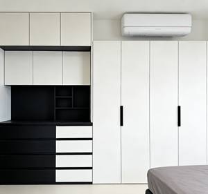 Armoire moderne à 3 portes avec panneaux nervurés et coiffeuse intégrée, design noir et blanc contrasté pour un rangement élégant dans la chambre à coucher - Product Image 5