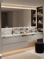 Meuble-lavabo mural de salle de bain de style minimaliste et luxueux à la italienne, avec miroir intelligent pour le lavage et le maquillage