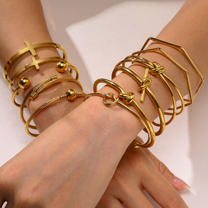 Brazaletes de Diseño Geométrico Ajustables de Acero Inoxidable con Revestimiento de Oro PVD de Múltiples Capas, Talla Universal |   Pulsera de Estilo Sencillo - Product Image 2