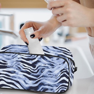 Nouvelle Trousse de Toilette Imperméable Unisexe Grande Taille avec Logo Personnalisé, Sac de Voyage Cosmétique Portable à Fermeture Éclair avec Poignée Souple - Product Image 6