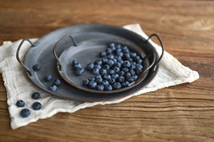 <span class=keywords><strong>Plateau</strong></span> rond en métal léger fait à la main de style ancien <span class=keywords><strong>avec</strong></span> poignée, style rétro pour la maison et le stockage de la photographie - Product Image 3