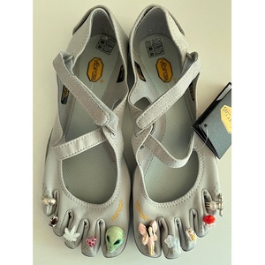 <span class=keywords><strong>Scarpe</strong></span> da <span class=keywords><strong>donna</strong></span> grigie a cinque dita, stile barefoot, con decorazioni personalizzabili, cinturino regolabile, suola Vibram, per yoga, <span class=keywords><strong>fitness</strong></span> e tempo libero. - Product Image 6
