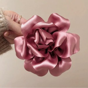Pince à cheveux/pince requin en satin à motif floral, chic et élégante à la française, pour femme, un accessoire de coiffure sophistiqué. - Product Image 4