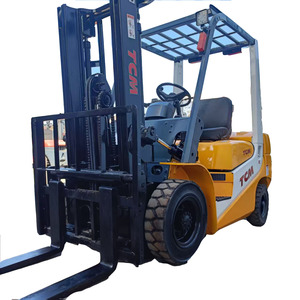 Chariot élévateur diesel TCM 30 d'occasion, couleur orange, 3 tonnes, avec mât conteneur, double mât, 3 mètres - Product Image 1