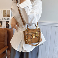 กระเป๋าถือขนาดเล็ก Luxury <span class=keywords><strong>Lou</strong></span> สำหรับผู้หญิง รุ่นใหม่ปี 2026 ลายพิมพ์วินเทจ สายโซ่ ทรงกล่อง ใช้งานได้หลากหลาย แฟชั่นสะพายไหล่หรือสะพายข้าง - Product Image 4