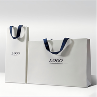 Sac en papier kraft blanc et brun personnalisé pour vêtements, chaussures, cadeaux avec poignées en ruban laminé pour chaussettes, fourrure, emballage