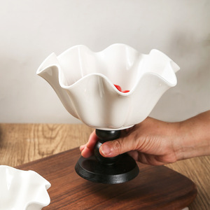 Grand bol à gâteau en céramique de style rétro américain, coupe à dessert, à pudding ou à glace, ornement français élégant en bois de grande valeur. - Product Image 2